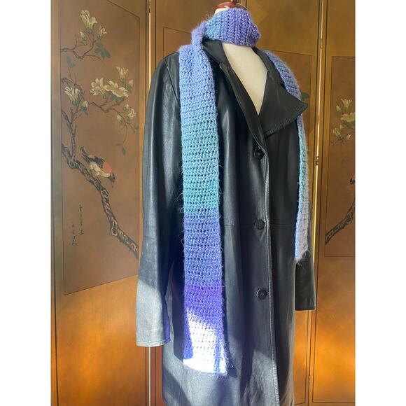 Thin crochet scarf with ombré effect in blue and lavender - Picture 3 of 6